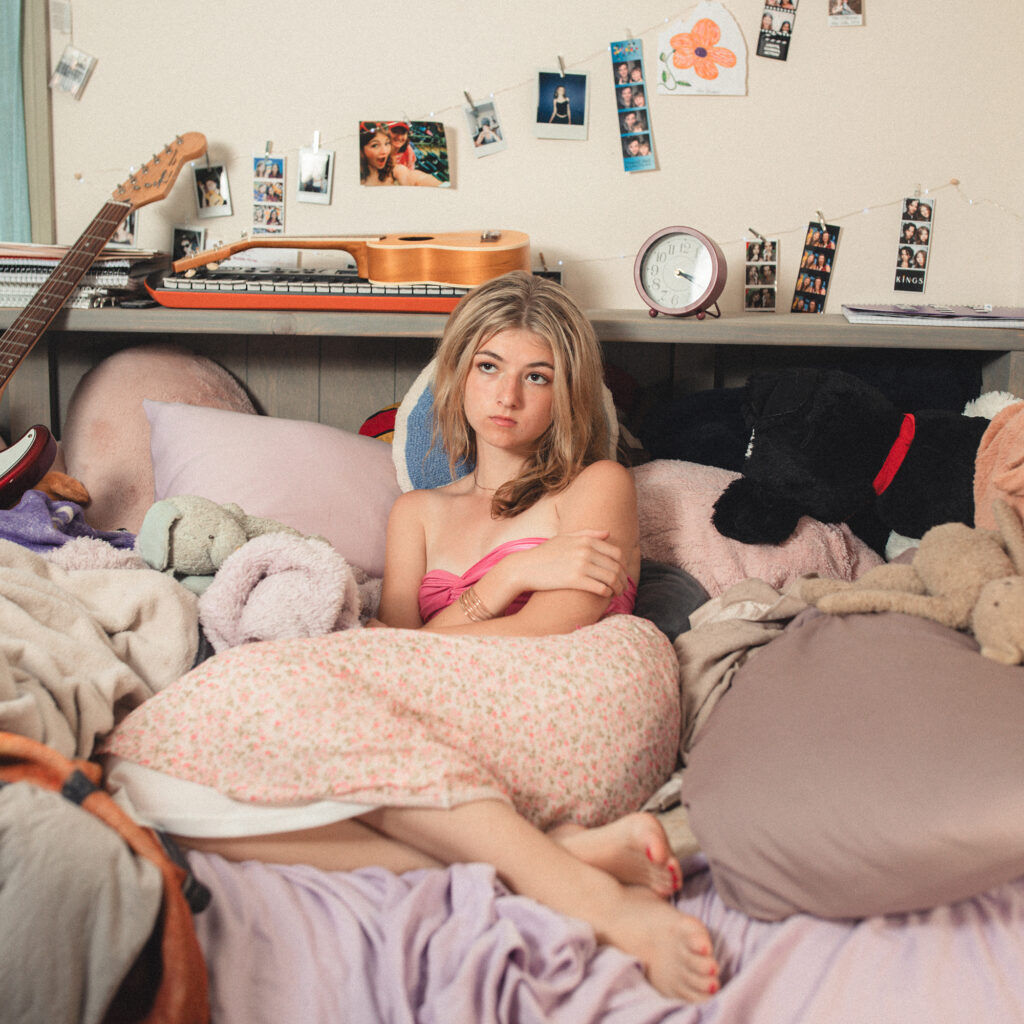 Ava Valianti – “Clean My Room”