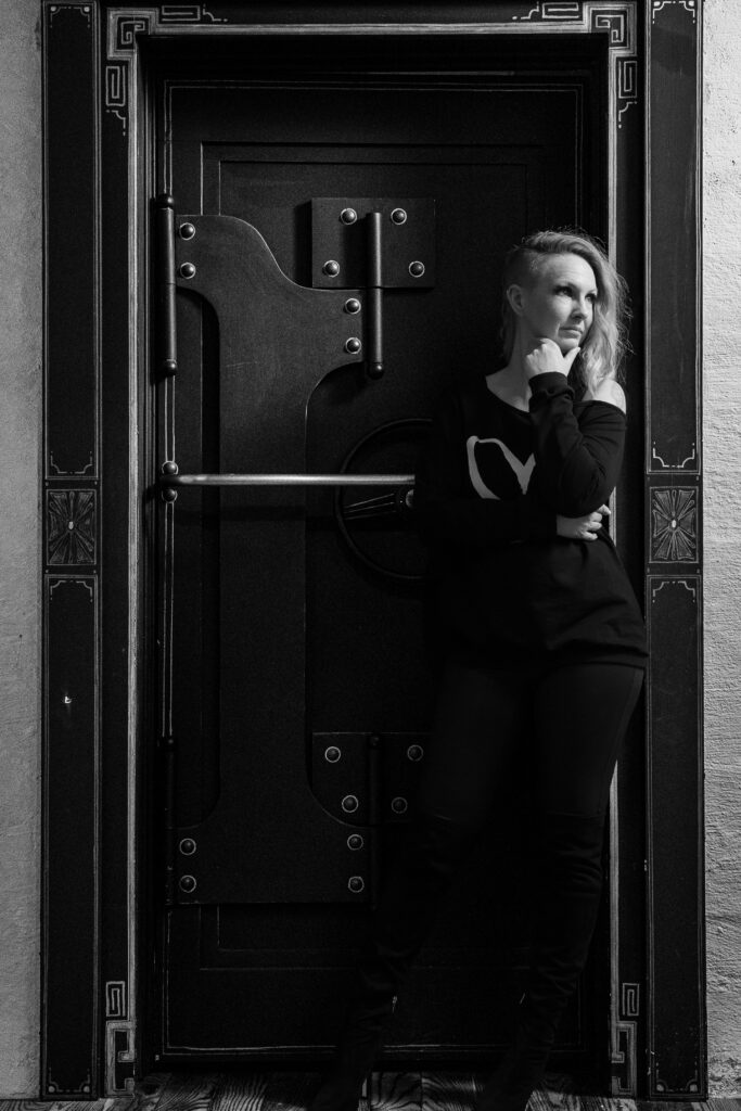 Alex Winters – “Break In”