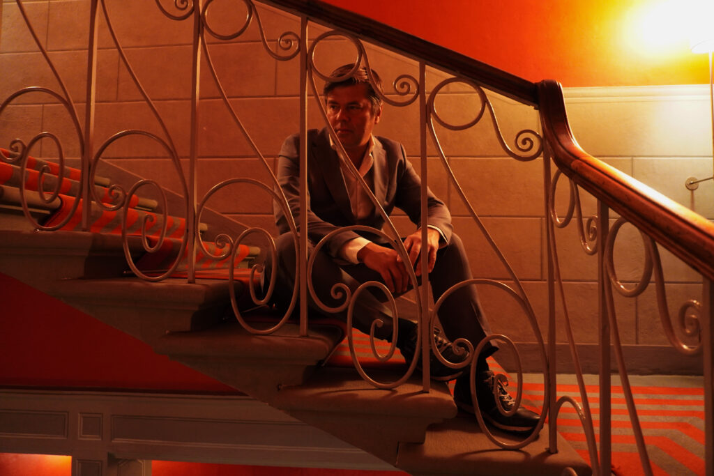 Tom Tikka & The Missing Hubcaps – “Roomful of Strangers”